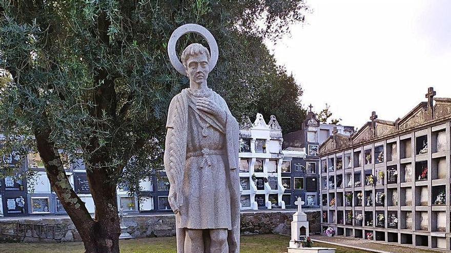 La escultura de San Fausto instalada en el cementerio.