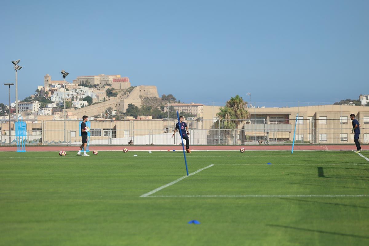 El primer entrenamiento de pretemporada de la UD Ibiza, en imágenes