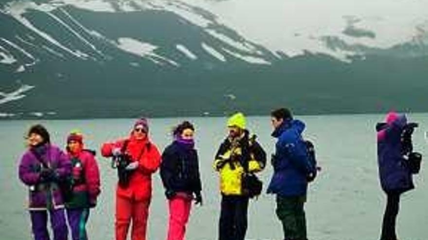 Los expedicionarios, durante su visita a la Antártida.
