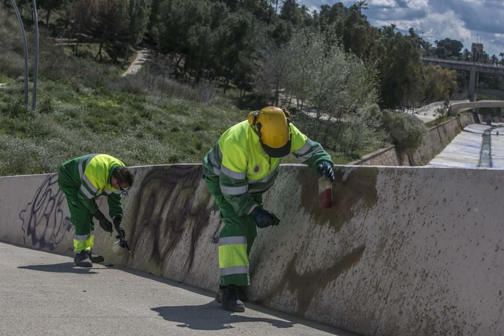 En lucha contra los grafitis en Elche