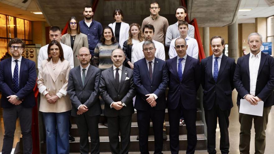 Pela izquierda, en primer términu, Celso Rodríguez, María Mitre, Iván del Amo, Ignacio Villaverde, Rubén González, Miguel Vallina, Ignacio Alvargonzález ya Ignacio García; detrás, los alumnos participantes na graduación. | MARCOS LEÓN