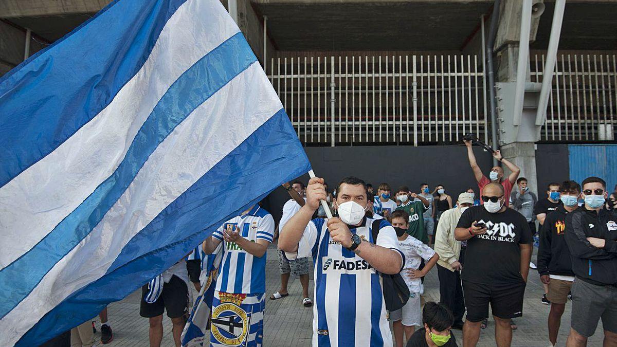 Los aficionados del Dépor que el lunes recibieron al equipo en el estadio.