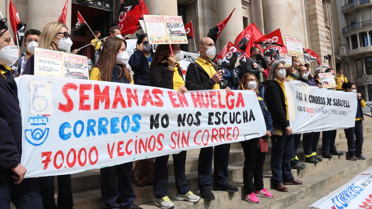 Protesta de los trabajadores de Correso de Sabadell ante la sede de la empresa en Barcelona