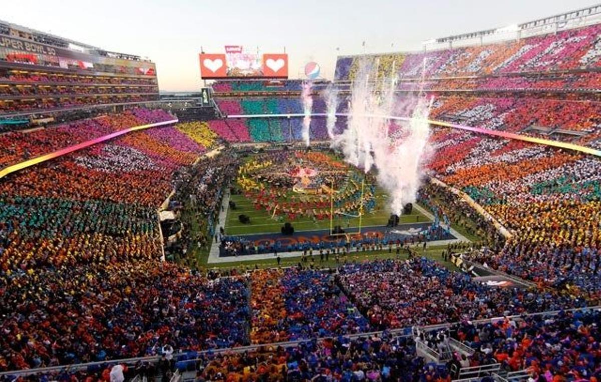 El estadio lleno de color, preparado para la actuación de Coldplay en el descanso de la Super Bowl