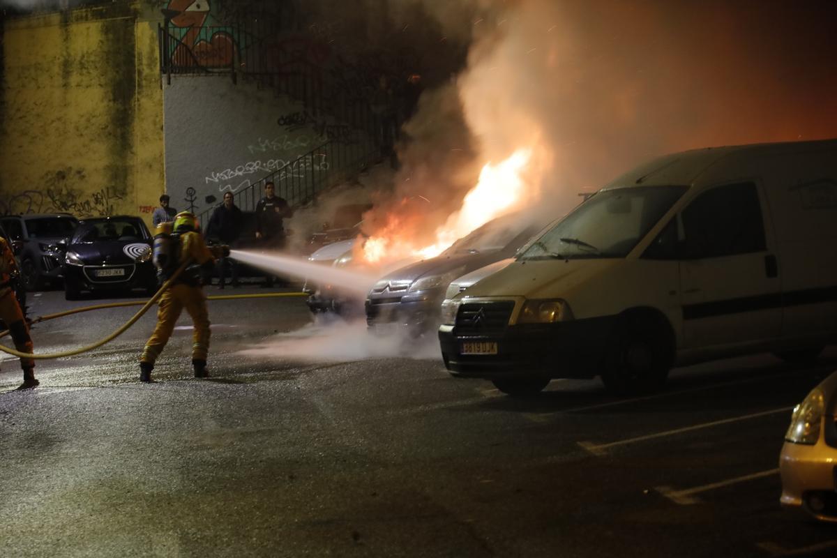 Un incendio en un aparcamiento provoca daños en una docena de coches en Alcoy