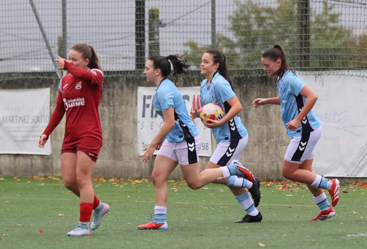 Las jugadoras de As Celtas, tras marcar el empate a dos goles.