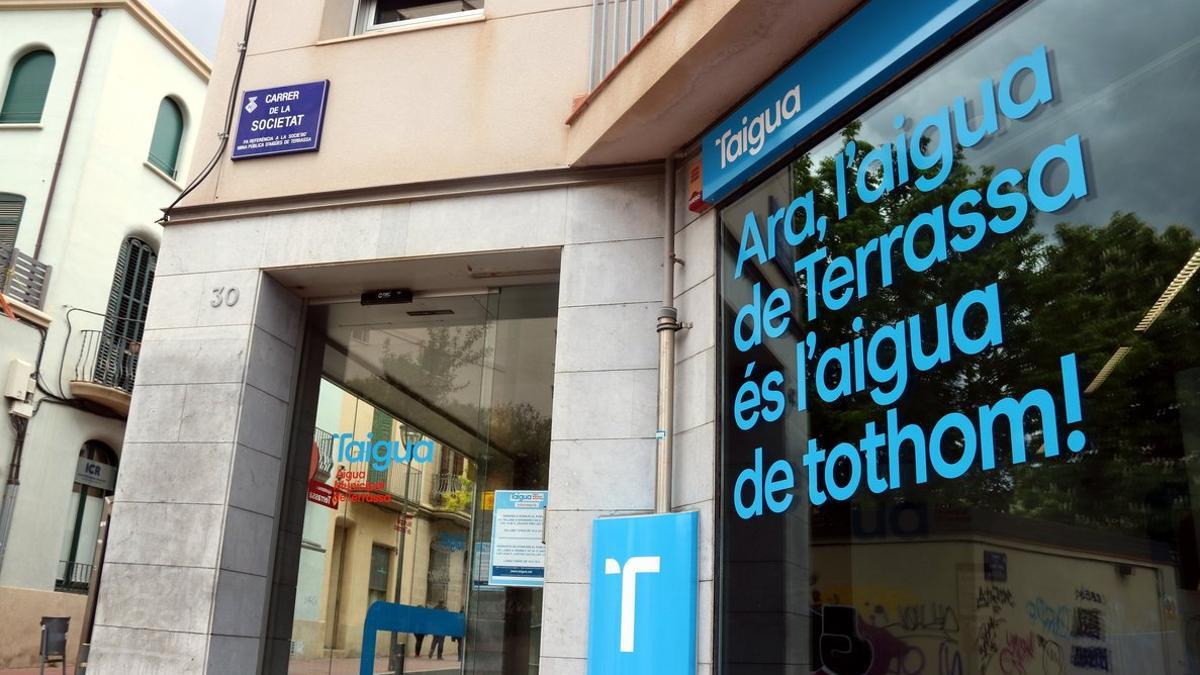 La entrada de las oficinas de la empresa pública Taigua en Terrassa.