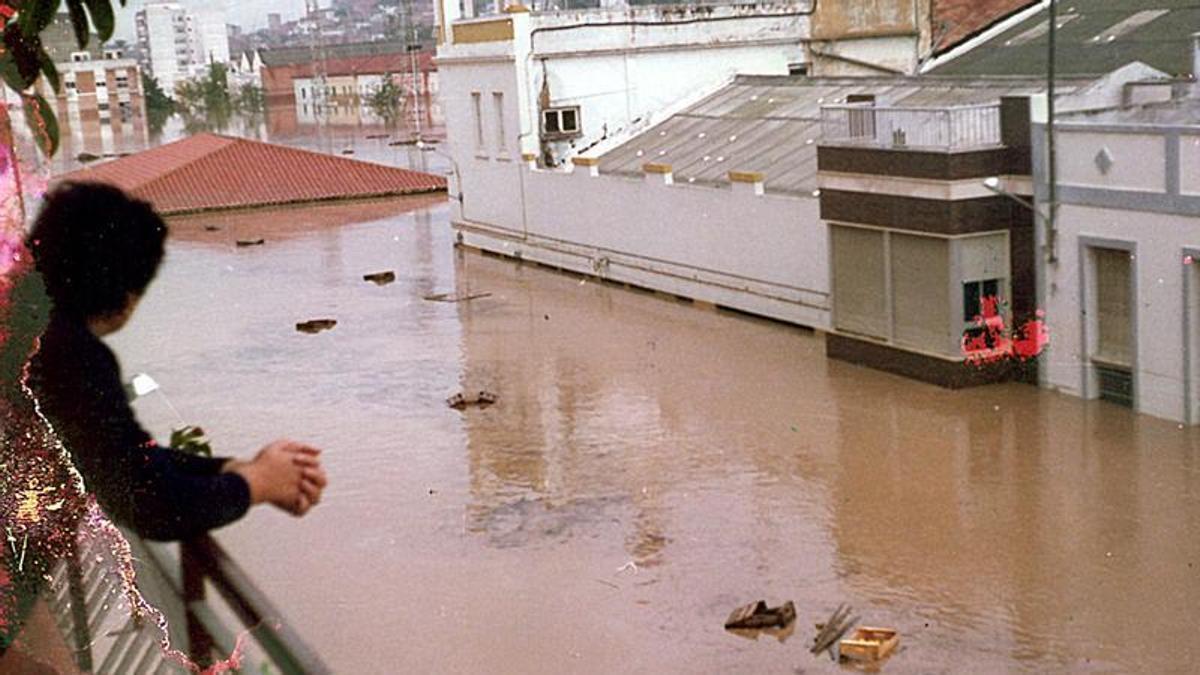 Calles del barrio de Venecia de Alzira anegadas en octubre de 1982.