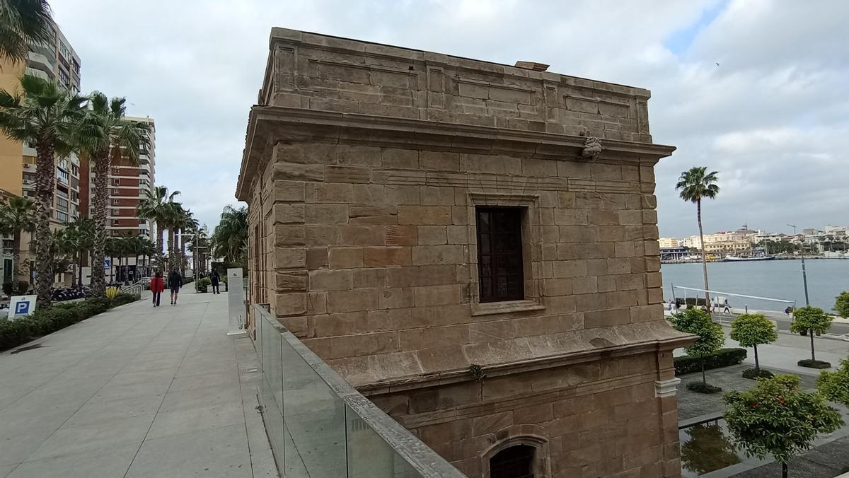 Otra vista del Capilla del Puerto, en el Paseo de la Farola.
