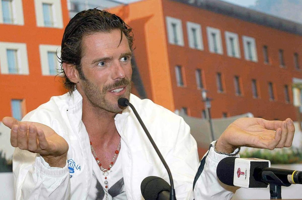 epa00187028 Italian cyclist Mario Cipollini gestures during his press conference on the eve of the 87th Giro d’Italia, in Genoa 07 May 2004. EFE/ epa/ LUCA ZENNARO