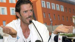 epa00187028 Italian cyclist Mario Cipollini gestures during his press conference on the eve of the 87th Giro d’Italia, in Genoa 07 May 2004. EFE/ epa/ LUCA ZENNARO