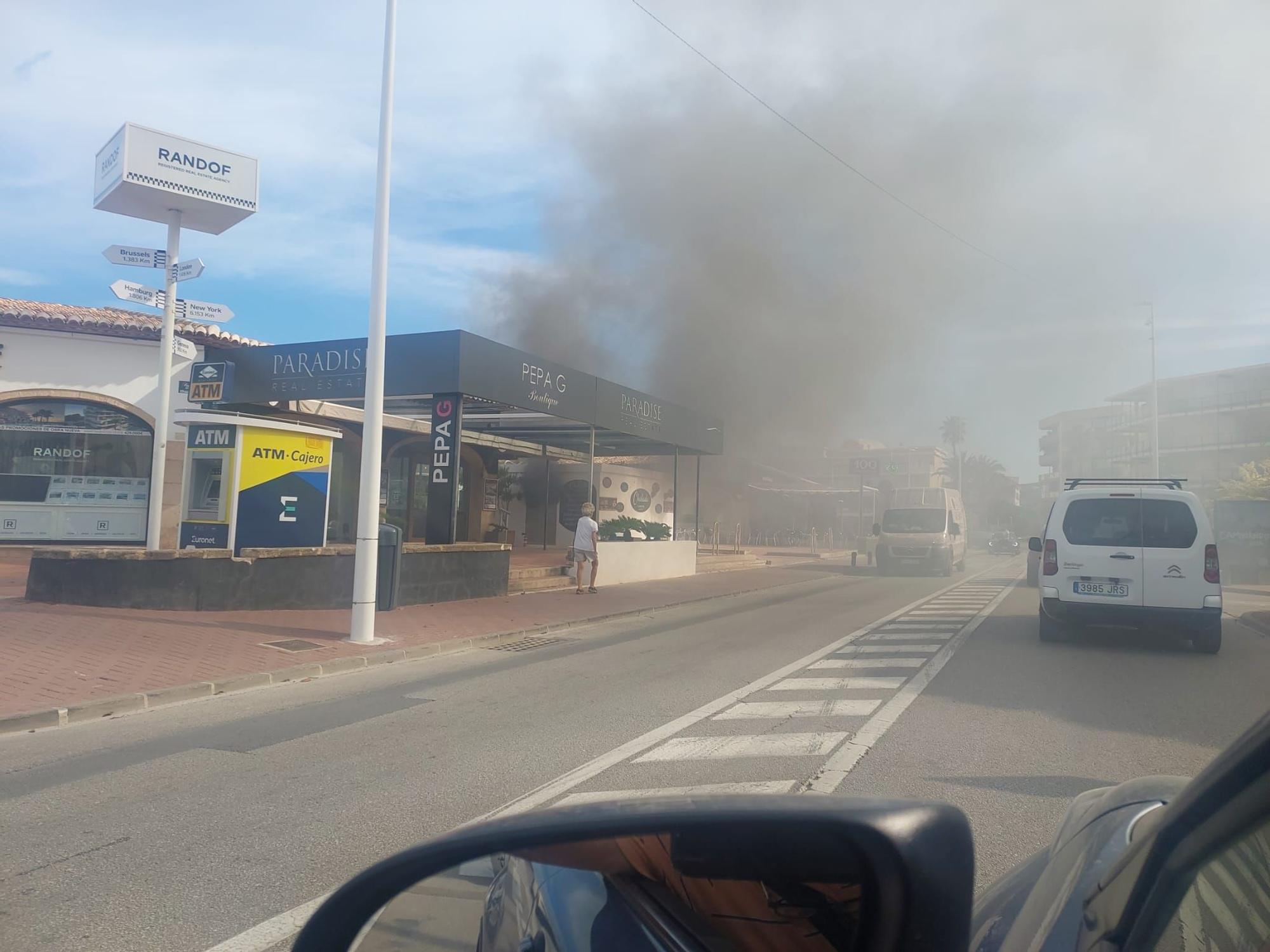 Las imágenes del incendio del transformador de la playa del Arenal de Xàbia que ha dejado sin luz a miles de abonados