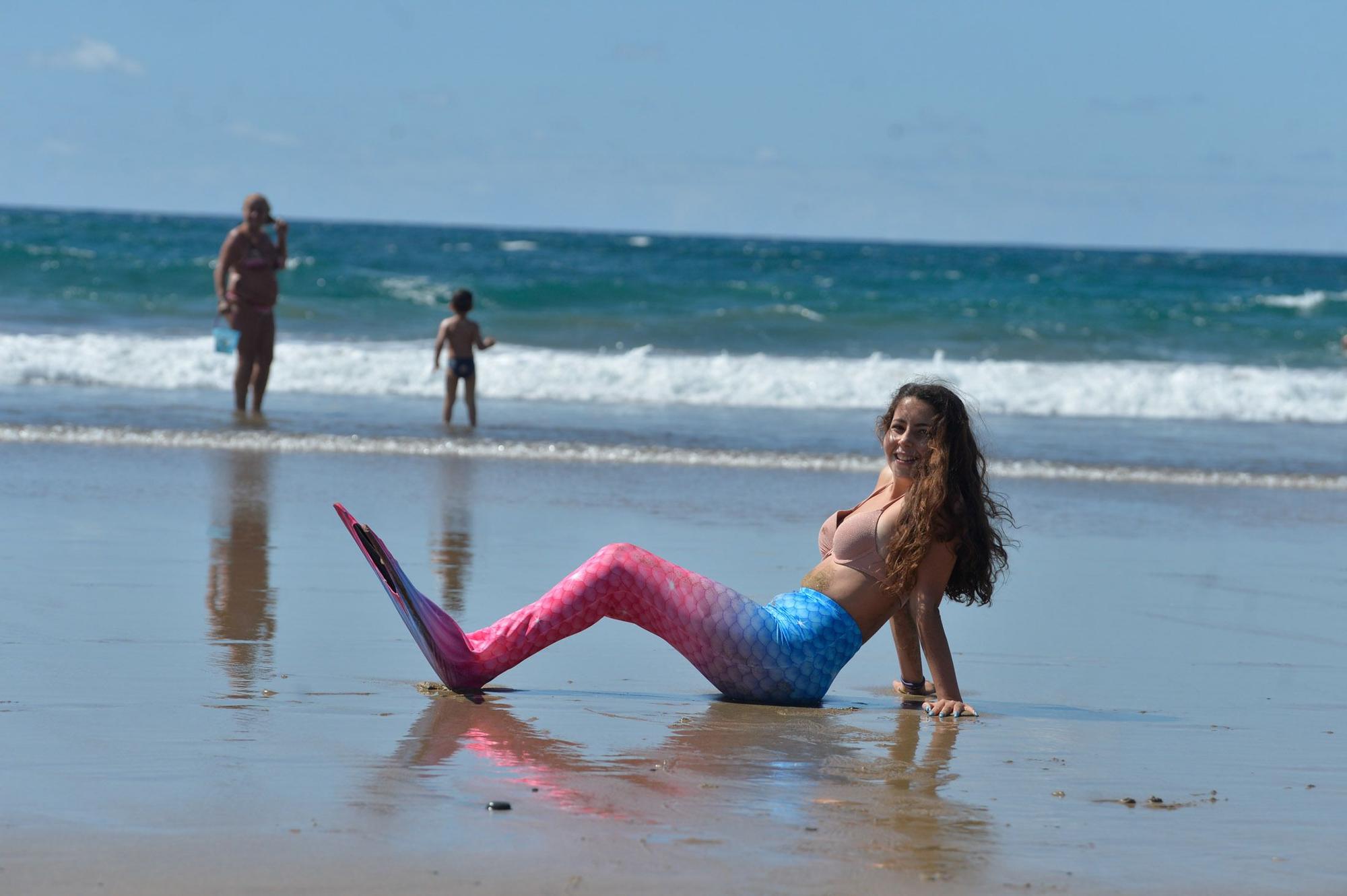 Actividades en la playa de Las Canteras de la primera escuela de sirenas y tritones de Gran Canaria (8/05/2021)