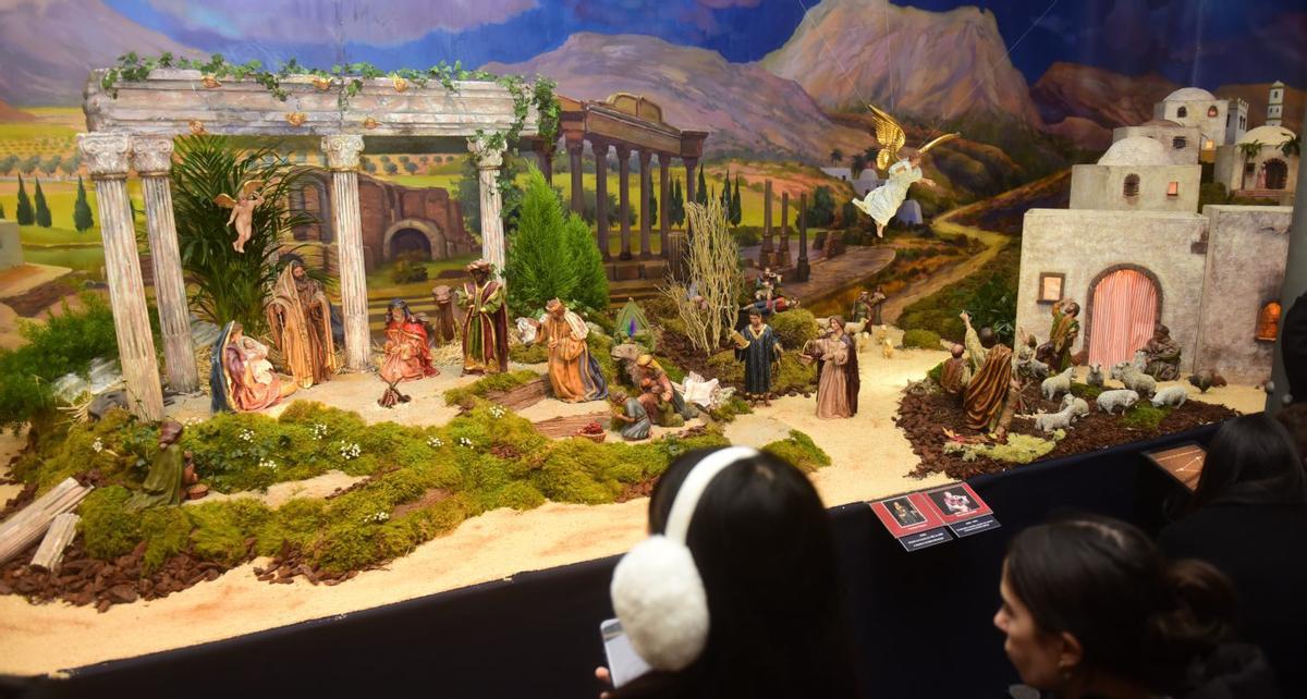 Visita al Belén municipal, inaugurado este viernes. |  Casteleiro