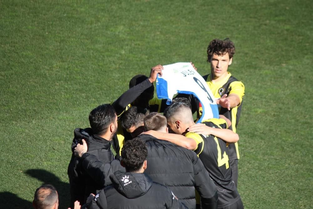Los jugadores dedican el 0-1 de Emaná al niño fallecido en Totalán levantando una camiseta dedicada.