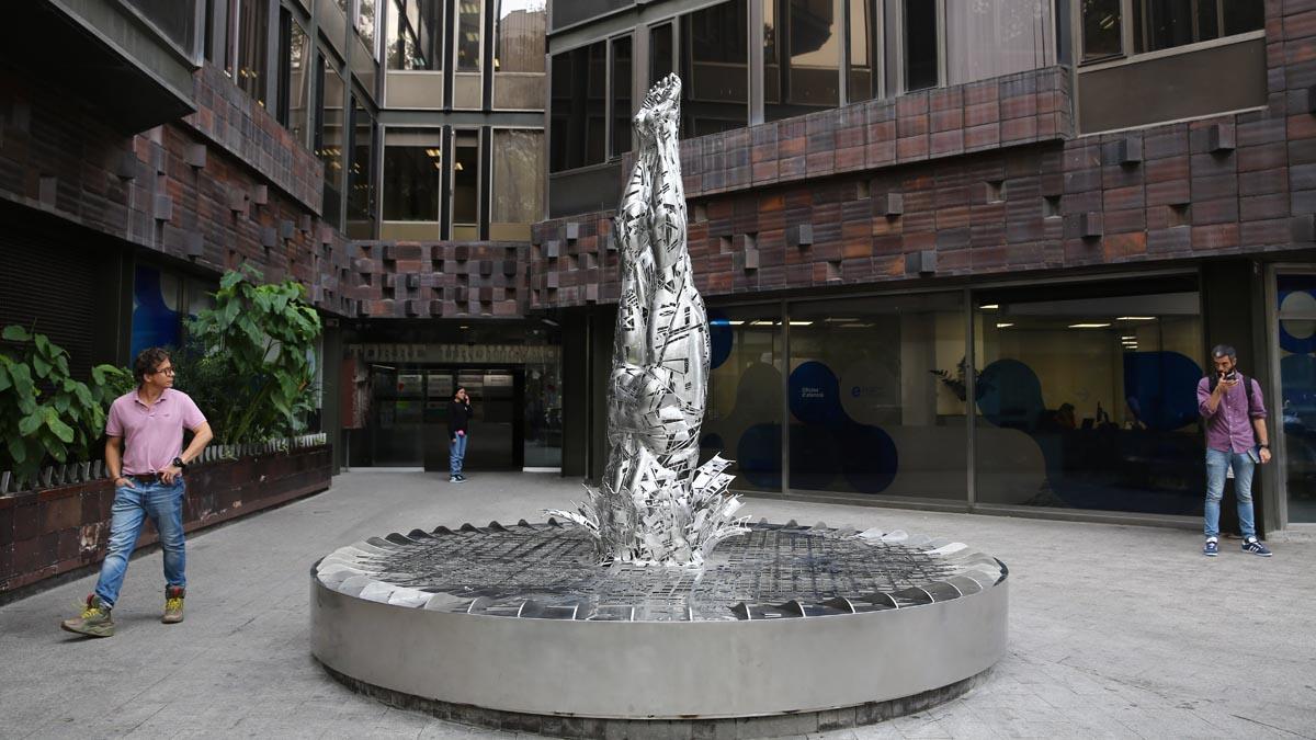 'El saltador': nueva escultura en plaza de Urquinaona