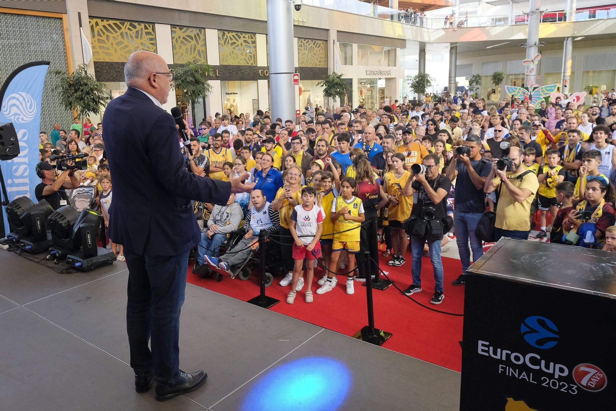 El Granca pasea la copa de campeón de la Eurocup por el CC Alisios