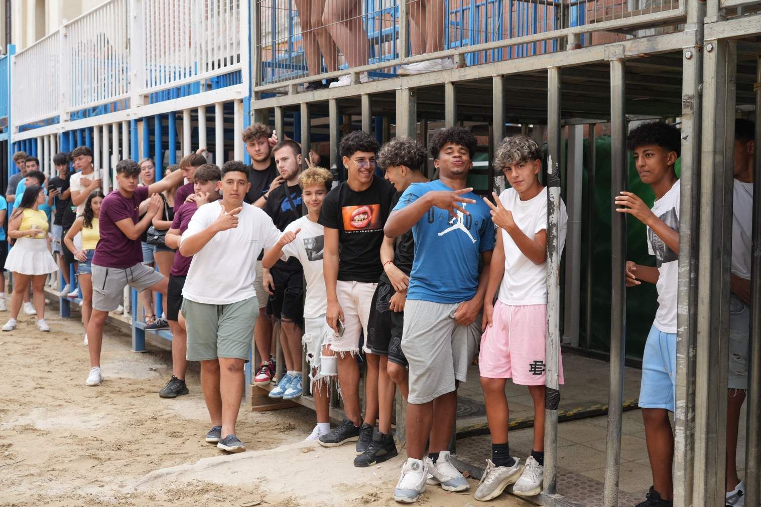 El Grau da inicio a las fiestas de Sant Pere con pólvora, bous y música