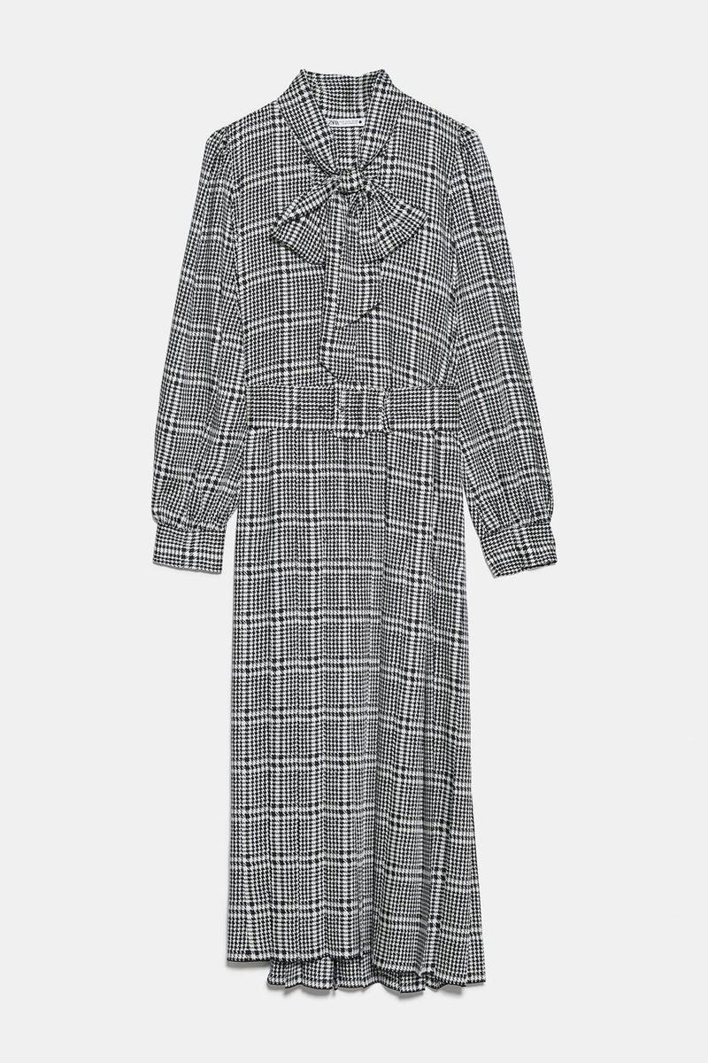 Vestido midi de las rebajas de Zara con print de pata de gallo y lazo grande en el cuello que tiene en su armario Kate Middleton