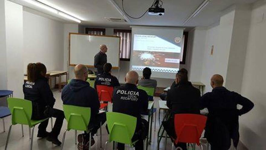 Los policías de Rocafort se forman sobre el uso de material pirotécnicos