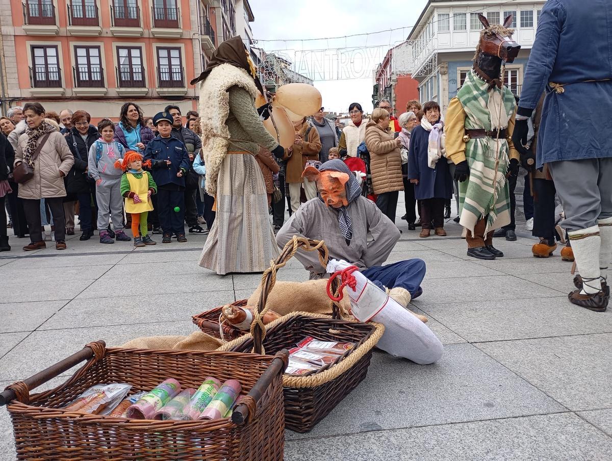 En imágenes: el Antroxu tradicional de Avilés, de pasacalles y comedia