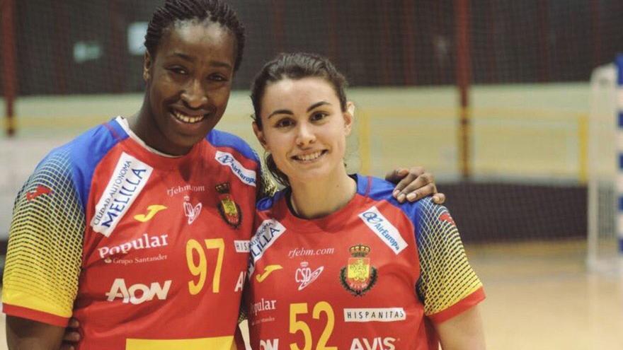 La ibicenca Paulina Buforn, a la derecha de la imagen, en una de sus convocatorias con la selección española de balonmano.