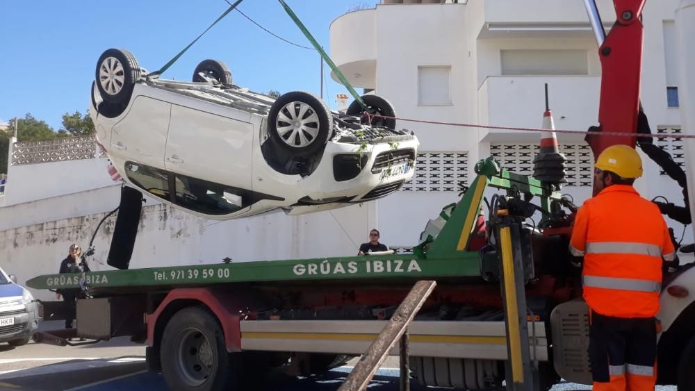 Rescatada una conductora cuyo coche se ha precipitado en Ibiza