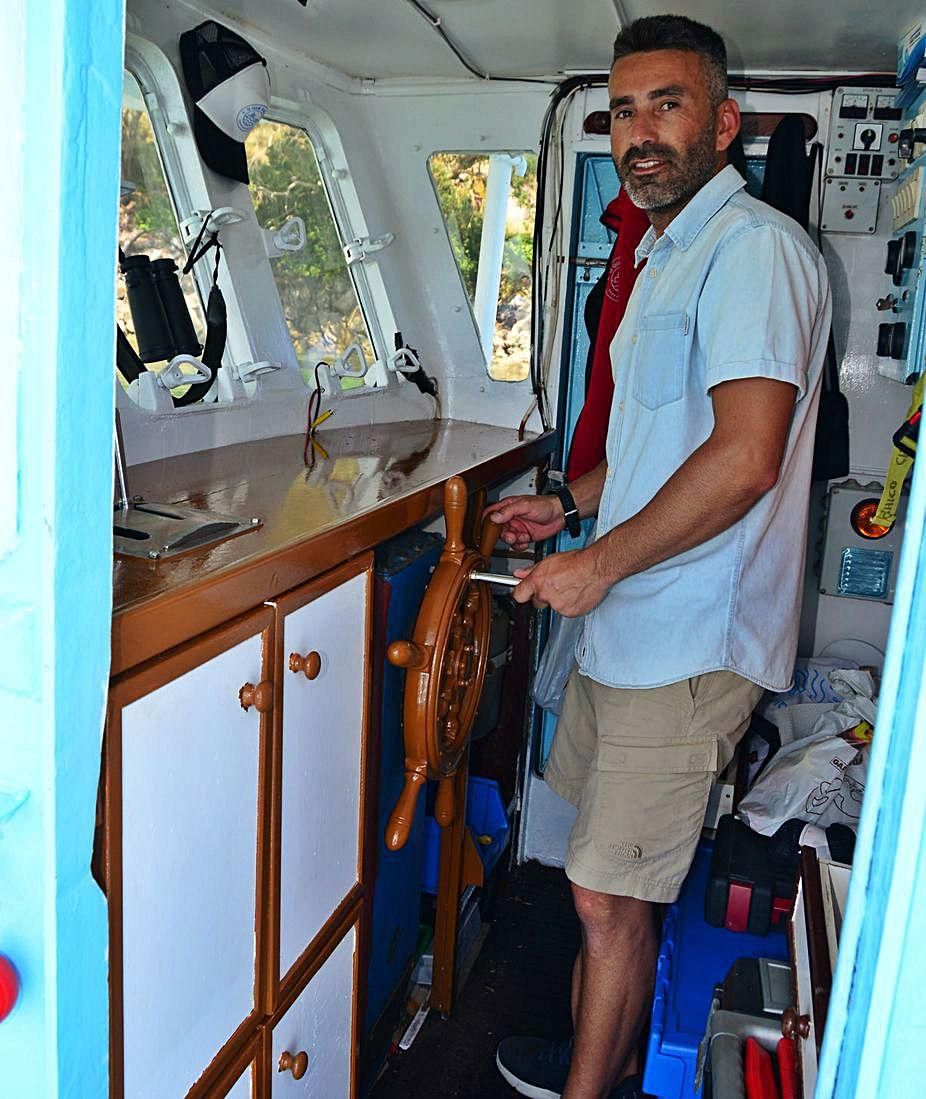 Adolfo Dacosta &quot;Fito&quot;, en la cabina del barco turístico esta semana.