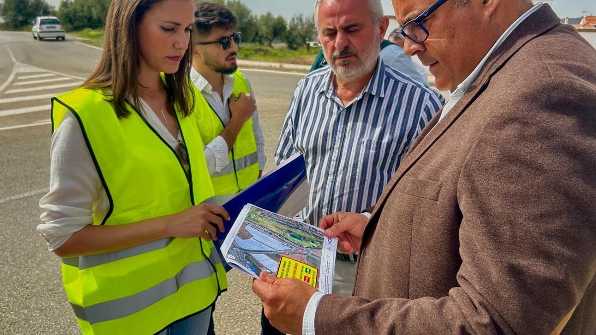 El alcalde de Vélez Málaga ha firmado el acta de replanteo de la ampliación del camino de Torrox.