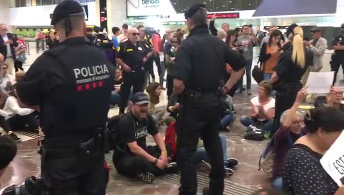 Protesta independentista en el vestíbulo de la estación de Sants.