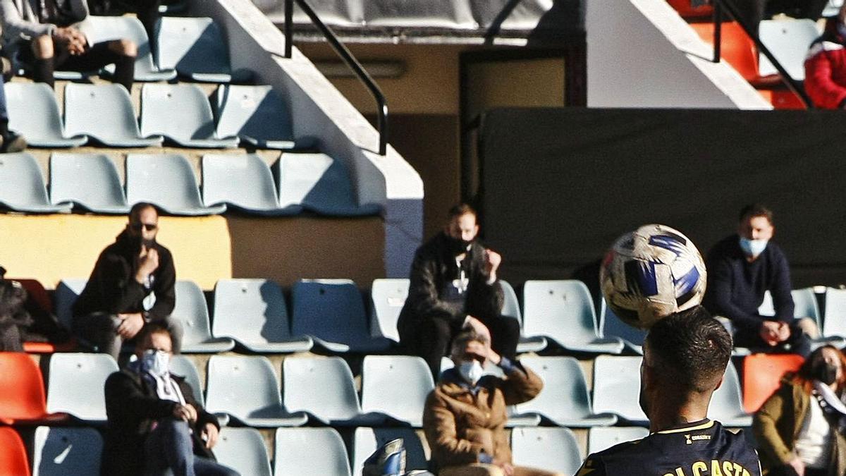 Adri Castro cabecea un balón ante la salida del portero del Salamanca en El Helmántico. |  // LOF