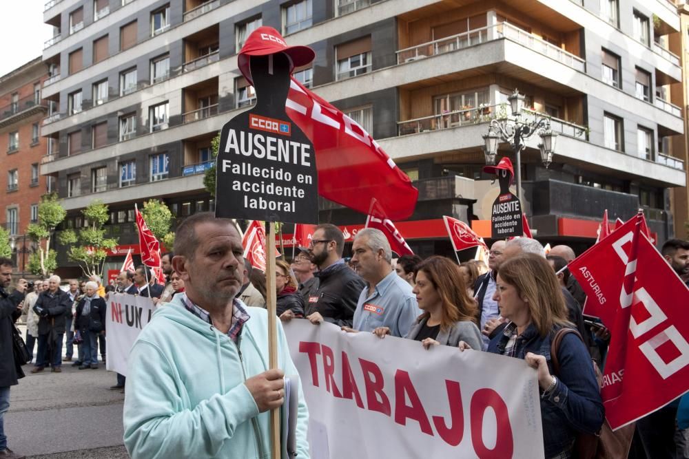 Concentración de protesta convocada por los sindicatos por el trabajador fallecido en un accidente laboral