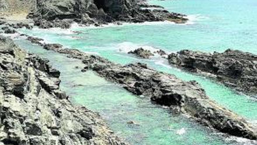 Fuerteventura. Charcos Caletones Mansos Dos grandes charcos ubicados en el Junquillo, en los Caletones (Betancuria). Solo son utilizables a bajamar y con buen tiempo dado que al estar abiertos hacia el norte suelen ser peligrosos. 