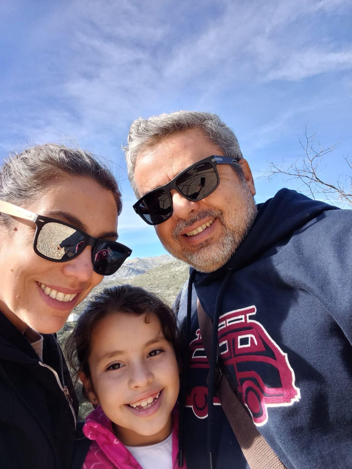 Kary Whaite junto a su marido y su hija