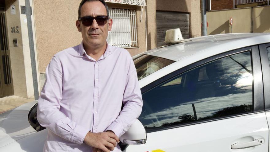 El presidente de Radio Taxi Murcia, Fabio García, atiende a la Opinión en su oficina de Vistalegre.