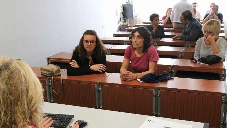 Varios alumnos de la UNED atienden a una tutora.