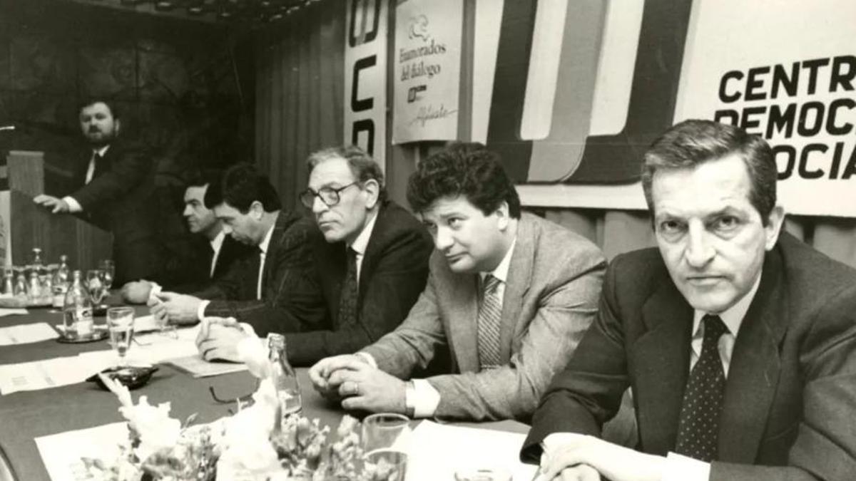 El expresidente del Gobierno Adolfo Suárez en un acto del CDS con Alejandro Font de Mora al fondo