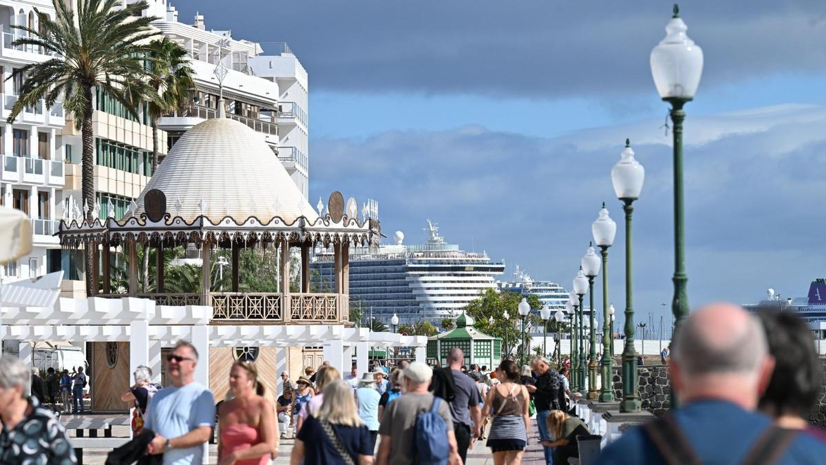 Cruceristas en el Parque José Ramírez Cerdá, en Arrecife