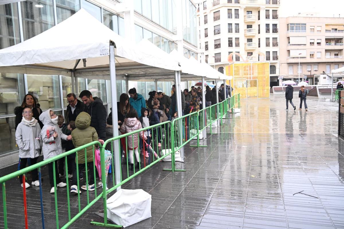 Colas bajo la lluvia en Elche para ver a los Reyes en el Campamento Real