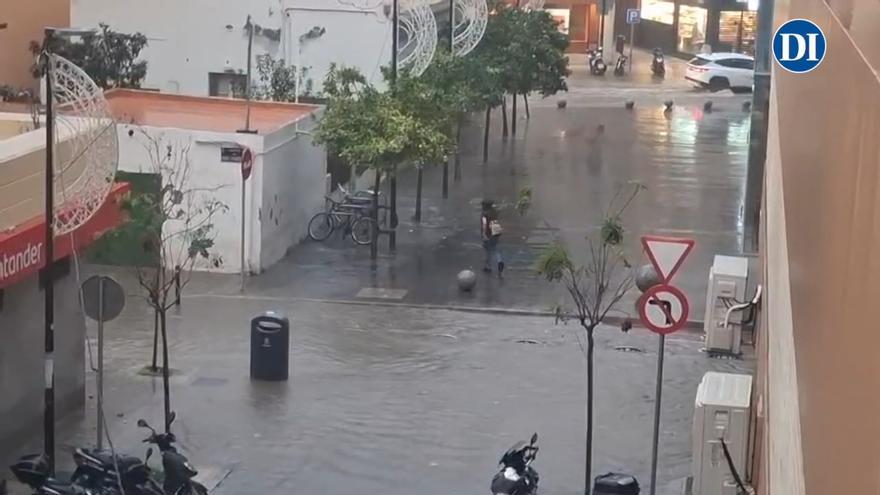 Vídeo: La lluvia inunda las calles de Ibiza