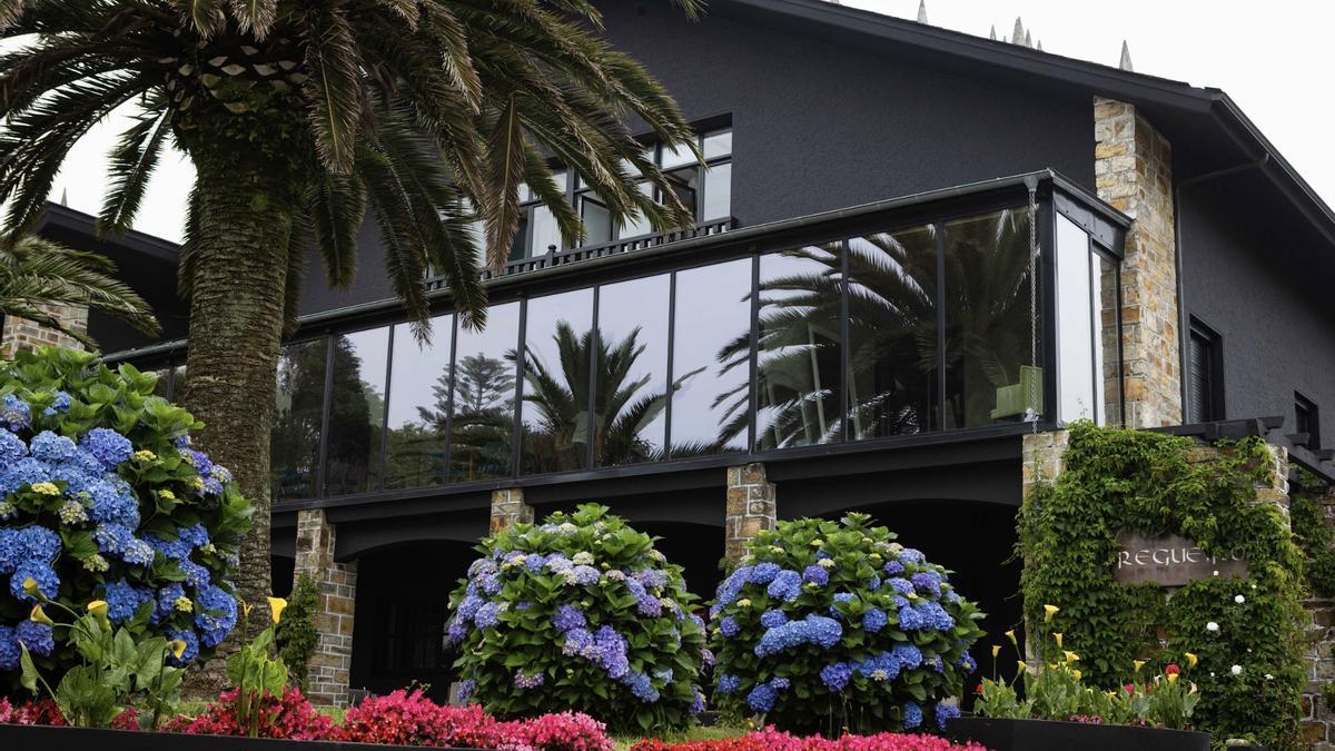 El restaurante Regueiro está en una casona asturiana.