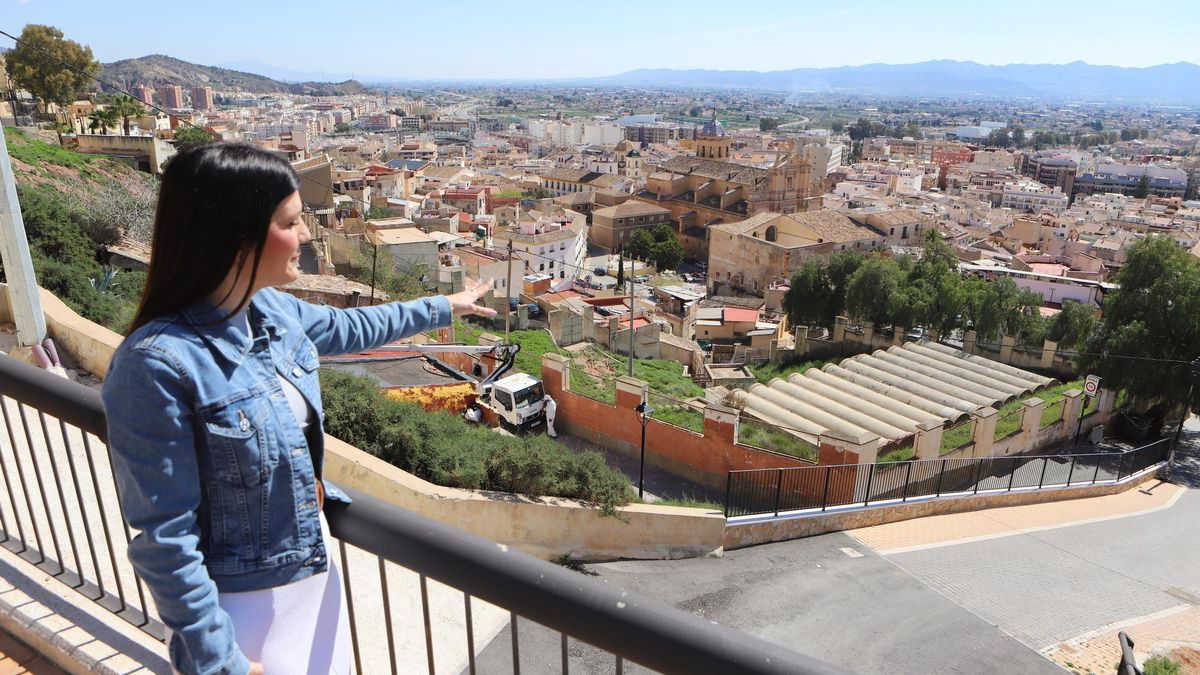 María Hernández explica la actuación que se llevará a cabo en los antiguos depósitos.