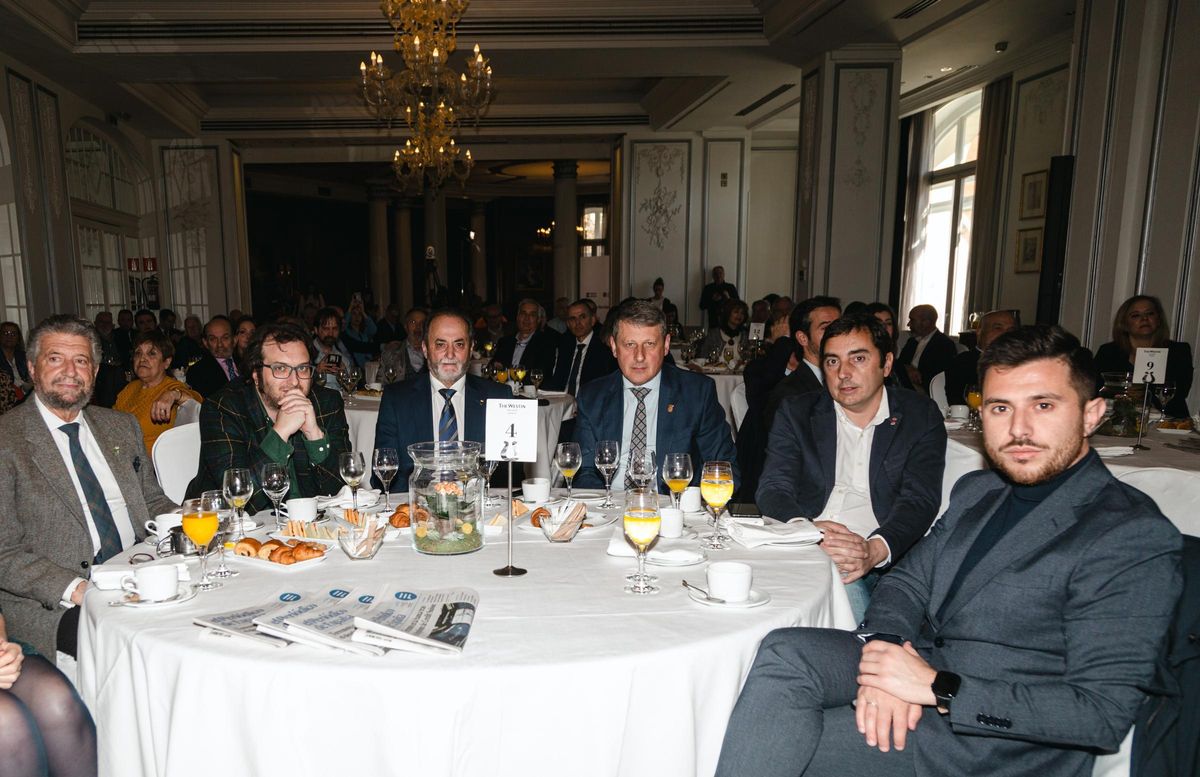 De izq. a dcha., Ignacio García, alcalde de Navia; Yago González, periodista de La Nueva España; Tomás Fernández Muñíz, alcalde de Ribera de Arriba; José Ramón Feito, alcalde de Tineo; Gerardo Sanz, alcalde de Llanera; y Carlos Valle, alcalde de Cudillero.