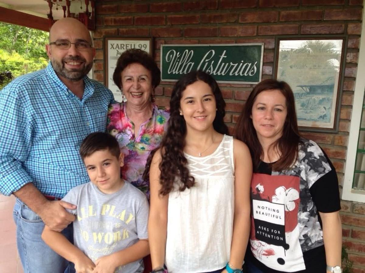 Víctor Fernández Coalla con su esposa e hijos en la finca "Villa Asturias", con su propietaria Tina Fernández.