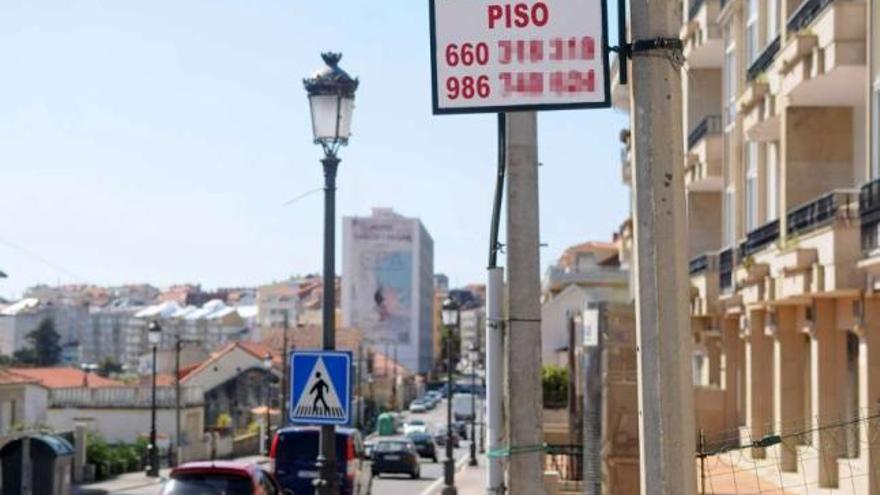 Los carteles de alquiler de pisos comienzan a proliferar estos días en Sanxenxo.  // Gustavo Santos