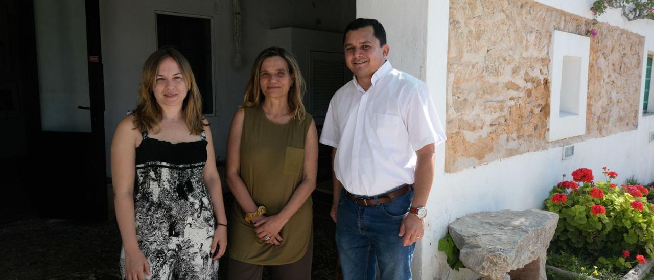 Marina Sánchez-Sierra y María Santos junto al padre Pedro Miguel Ramírez, ayer en la residencia de Can Pep Xico. | VICENT MARÍ