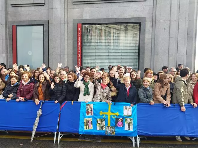 Choni Berdasco, la gijonesa que lleva 17 años en primera fila de la alfombra azul: "Llevo desde las once de la mañana esperando y vaya pingadura, pero merece la pena"