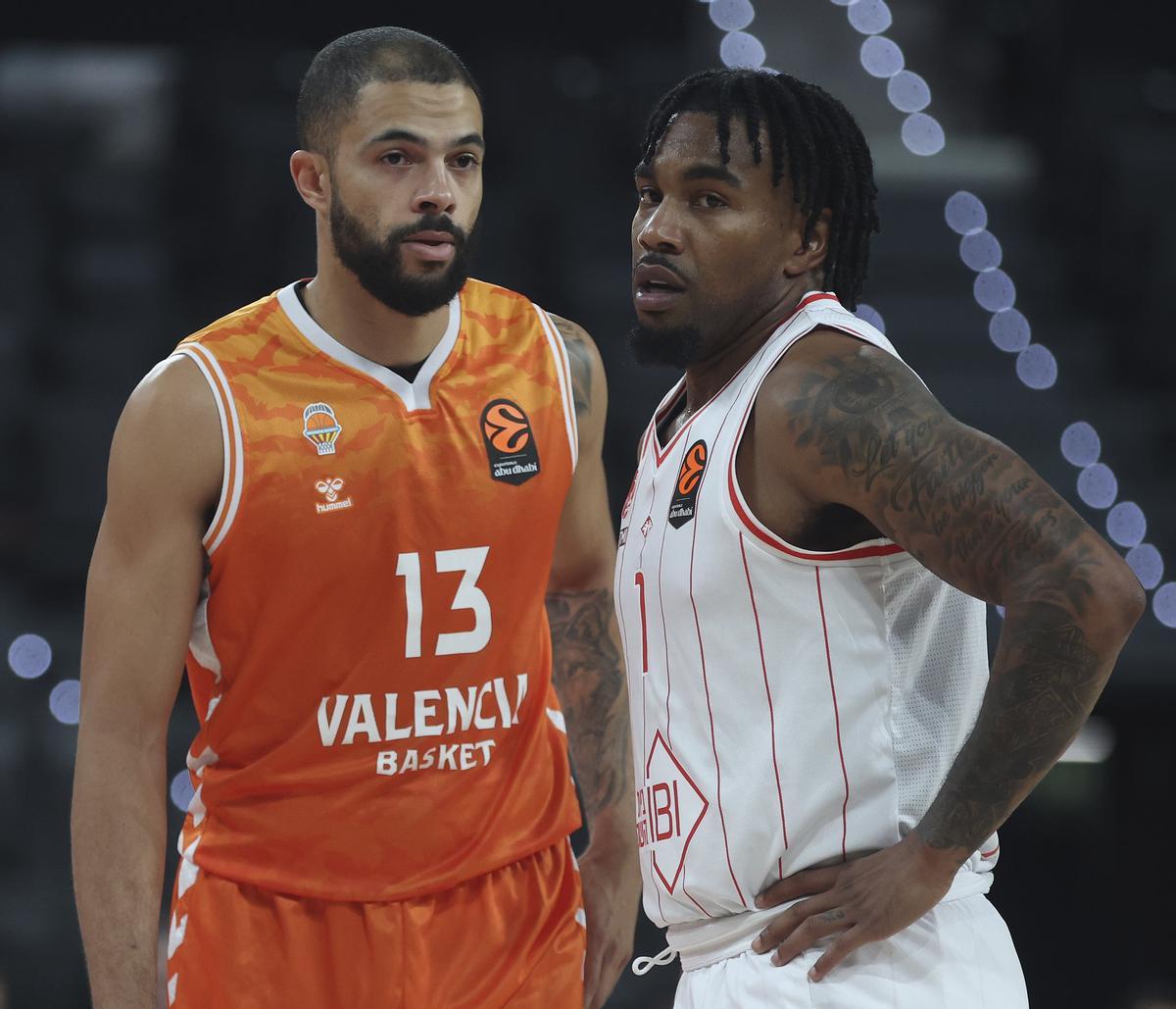 Darius Thompson junto a Chris Jones