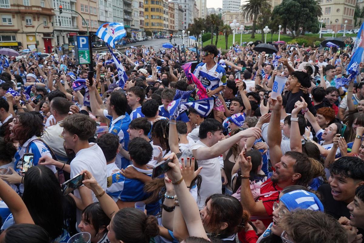 La gente siguió el partido desde los bares de los alrededores de Riazor: estallido de júbilo con el pitido final