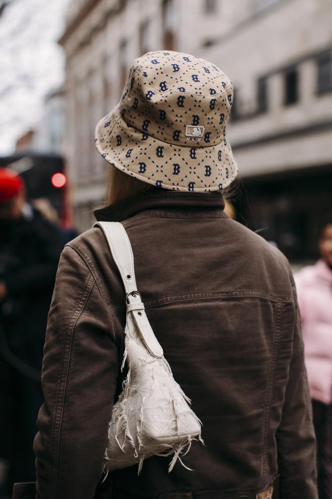 Look para la lluvia con bucket hat visto en el 'street style' de Londres